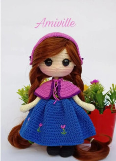 Muñeca Amigurumi con vestido azul y capa rosa para tejer a crochet