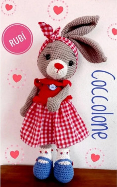 Muñeca conejo amigurumi con vestido de cuadros rojo y azul