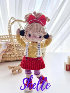 Muñeca de crochet con auriculares y falda roja vibrante