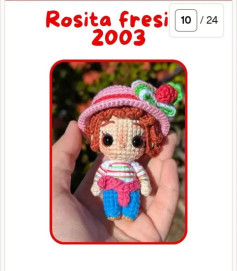 Muñeca de crochet con sombrero y vestido colorido