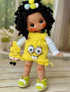 Muñeca de ganchillo con vestido de SpongeBob y bolso a juego