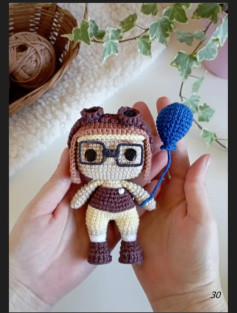 Muñeco amigurumi con globo azul: patrón detallado de crochet