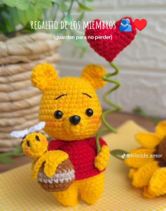 Muñeco de crochet de osito con abeja y corazón para tejedores apasionados