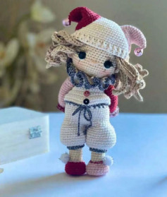 Muñeco de ganchillo con gorro de arlequín y detalles encantadores