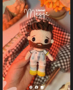 Muñeco de ganchillo inspirado en un famoso futbolista argentino