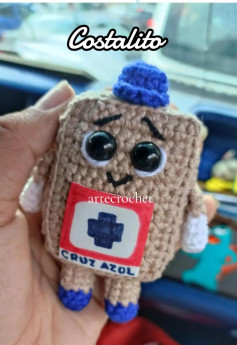 Muñeco tejido a crochet con diseño de botiquín azul y blanco