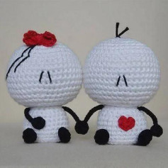 Muñecos de crochet adorables con corazones y lazos