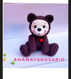 Osito de crochet con corazón rojo: patrón detallado para tejedores