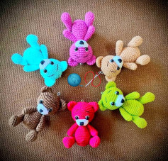 Ositos de ganchillo de colores brillantes para decorar tu espacio.