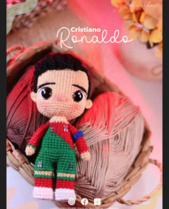 Patrón de amigurumi de un famoso futbolista con detalles impresionantes