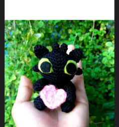 Patrón de Amigurumi: Dragón Negro con Corazón de Amor