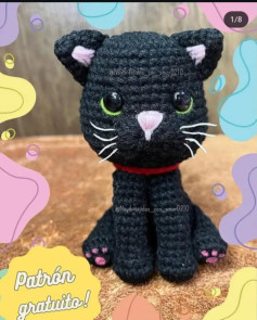 Patrón de amigurumi: Gato negro adorable con detalles rosados.
