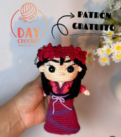 Patrón de amigurumi gratis: muñeca con vestido tradicional y flores