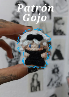 Patrón de amigurumi inspirado en personaje con cabello blanco y gafas negras