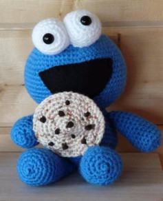 Patrón de amigurumi: Muñeco azul con galleta de chocolate