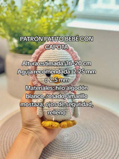Patrón de amigurumi para tejer un adorable patito bebé con capota