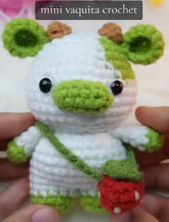 Patrón de amigurumi: Vaca miniatura con bolso rojo