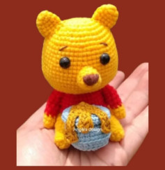 Patrón de crochet de osito con tarro de miel en la mano