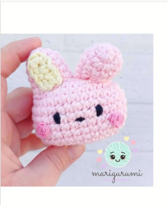 Patrón de crochet de un adorable conejo rosado amigurumi