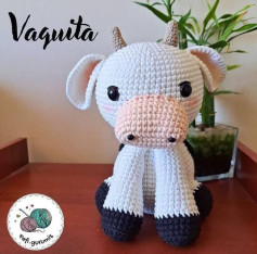 Patrón de crochet gratuito para crear una adorable vaquita de juguete.