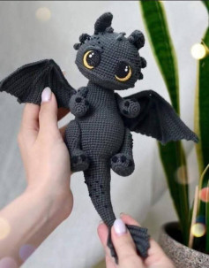 Patrón de crochet para crear un adorable dragón negro con alas
