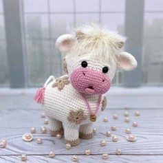 Patrón de crochet para crear un adorable muñeco de vaca