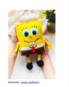 Patrón de crochet para crear un muñeco cuadrado amarillo alegre