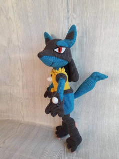Patrón de crochet para crear un muñeco de Lucario detallado.