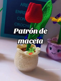 Patrón de crochet para maceta con flor colorida y vibrante