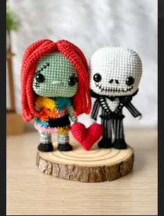 Patrón de crochet para muñeco esqueleto con traje de rayas, sally