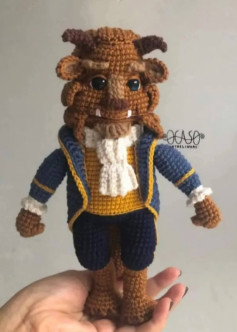 Patrón de ganchillo para crear una bestia encantadora y detallada.