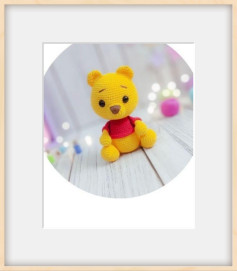 Patrón de ganchillo para un adorable osito amarillo con camiseta roja