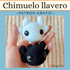 Patrón de llavero amigurumi dragón en blanco y negro, descarga gratuita.