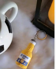 Patrón de llavero de crochet con diseño de botella de cerveza