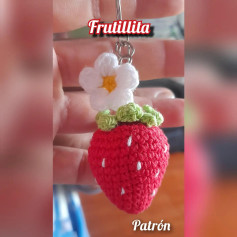 Patrón de llavero de fresa con flor tejida a crochet