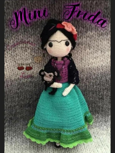 Patrón de Muñeca Amigurumi: Mini Frida con Detalles Coloridos
