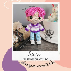 Patrón de muñeco Amigurumi de figura con cabello rosa y suéter a rayas.