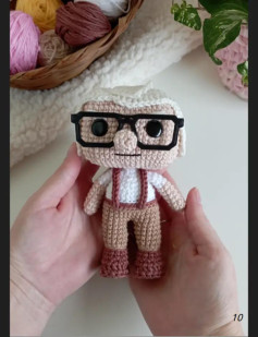 Patrón de muñeco de crochet con gafas y tirantes