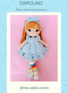 Patrón detallado para crear una muñeca de crochet con vestido azul y cabello naranja