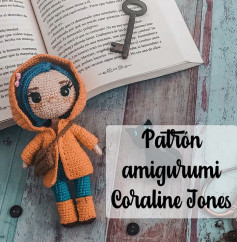 Patrón detallado para tejer una muñeca amigurumi de Coraline Jones.