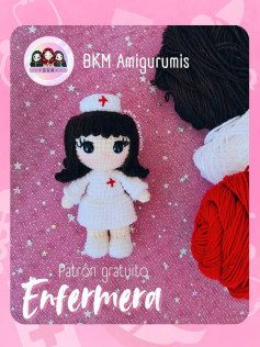 Patrón gratuito de amigurumi: muñeca enfermera con detalle de cruz roja