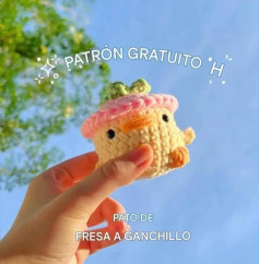 Patrón gratuito para tejer un pato de fresa a ganchillo.