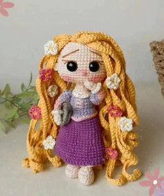 Rapunzel de crochet con flores en su cabello