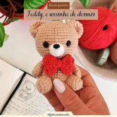 Teddy de Crochê com Gravata Vermelha: Receita Grátis