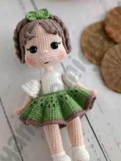 Яркая кукла амигуруми в зелёной юбке и белой кофте