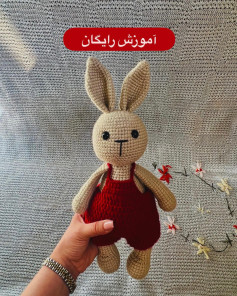 آموزش بافت عروسک خرگوش با دست لباس قرمز