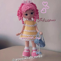 عروسک قلاب بافی با موهای صورتی و لباس زرد