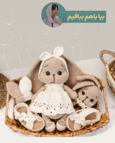 عروسک قلاب‌بافی زیبا با لباس سفید و کفش