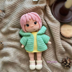الگوی عروسک بافتنی با موهای صورتی و ژاکت سبز