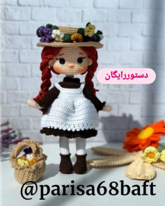 الگوی عروسک قلاب‌بافی دختر با کلاه گل‌دار